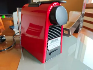Cafetera Nespresso Essenza Mini Roja