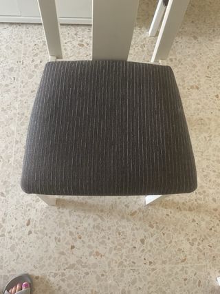 Sillas de comedor blancas y gris oscuro