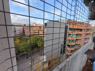 2 Vallas metálicas de color blanco.