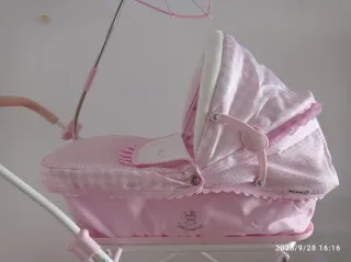 Carrito de muñecas rosa con capota y sombrilla