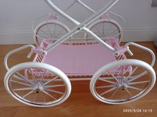 Carrito de muñecas rosa con capota y sombrilla