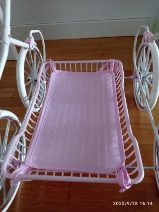 Carrito de muñecas rosa con capota y sombrilla