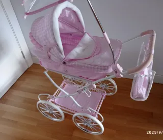 Carrito de muñecas rosa con capota y sombrilla