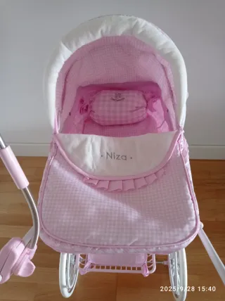 Carrito de muñecas rosa con capota y sombrilla