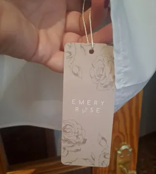 Blusa manga larga con escote V encaje