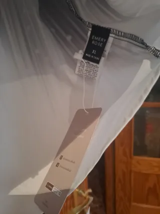 Blusa manga larga con escote V encaje