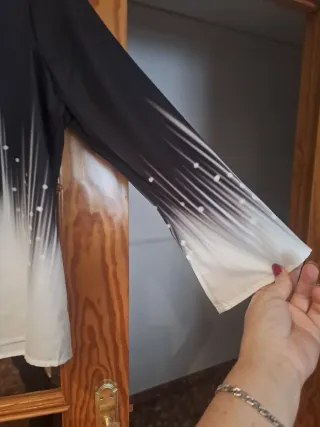 Blusa manga larga con escote V encaje