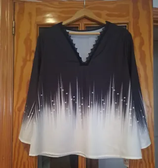 Blusa manga larga con escote V encaje