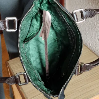 Bolso de mano negro y marrón