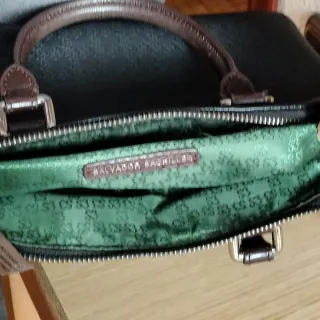 Bolso de mano negro y marrón