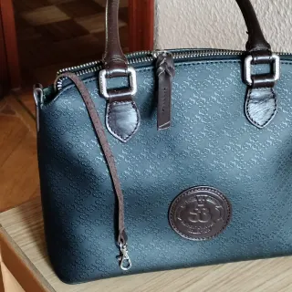 Bolso de mano negro y marrón
