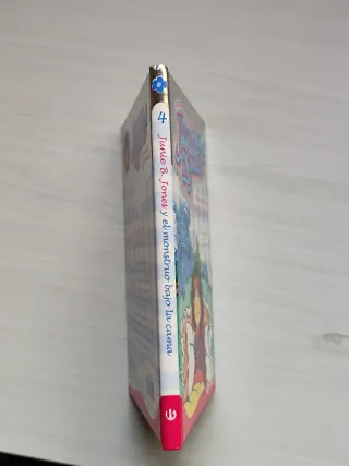 Junie B. Jones y el monstruo bajo la cama (Span...