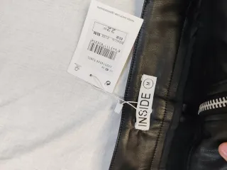 Falda negra efecto piel con cinturón