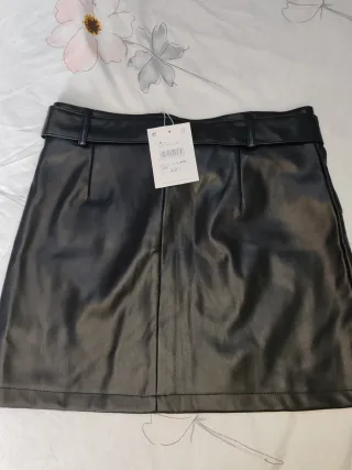 Falda negra efecto piel con cinturón