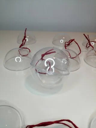 Bolas de Navidad transparentes con cordón rojo