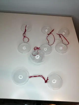Bolas de Navidad transparentes con cordón rojo