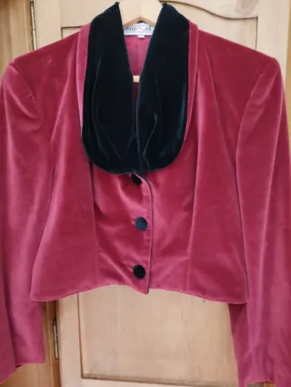 Traje de terciopelo rojo y negro