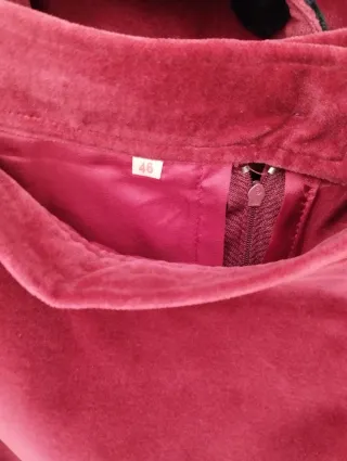 Traje de terciopelo rojo y negro