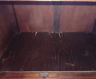 Mesita de madera antigua