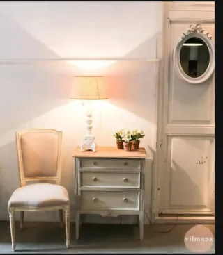 Mesita de madera antigua