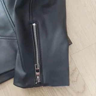 Chaqueta sin estrenar Motera Polipiel Mango Negra