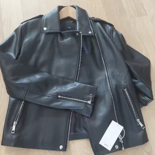 Chaqueta sin estrenar Motera Polipiel Mango Negra