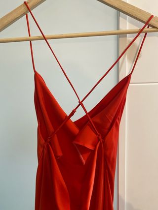 Vestido de tirantes cruzados y abertura lateral