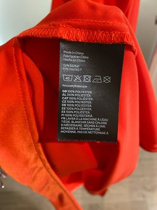 Vestido de tirantes cruzados y abertura lateral