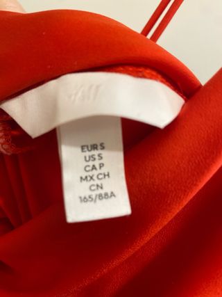 Vestido de tirantes cruzados y abertura lateral