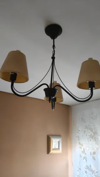 Lámpara de forja 3 brazos beige y marrón