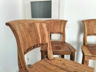TRES ELEGANTES TABURETES DE MADERA