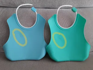 Pack bebé baberos + platos TWISTSHAKE