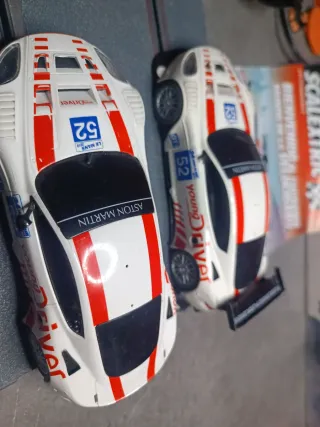 2 Aston Martin Scalextric 1/32