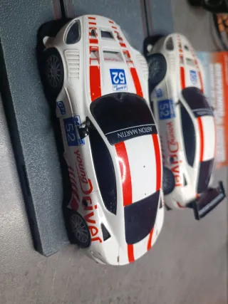 2 Aston Martin Scalextric 1/32