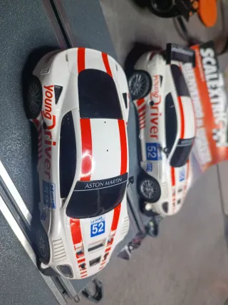 2 Aston Martin Scalextric 1/32