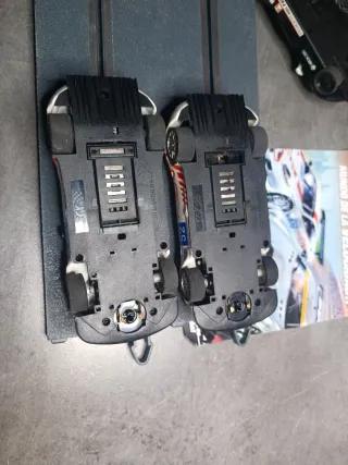 2 Aston Martin Scalextric 1/32