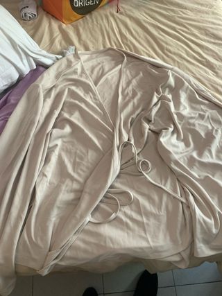 Blusa beige cruzada con cintas