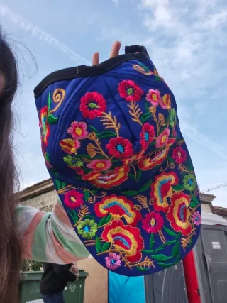 Gorra azul bordada flores