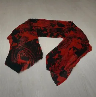 Lenço fino padrão preto e vermelho