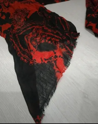 Lenço fino padrão preto e vermelho