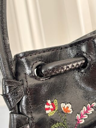 Bolso de cuero negro bordado flores