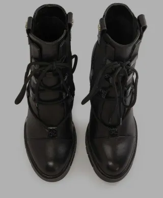 Botines Kazar de piel con cordones