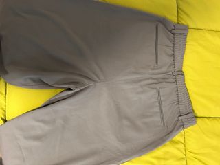 Pantalón gris de pinzas