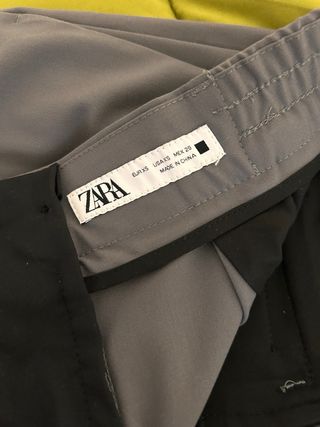 Pantalón gris de pinzas