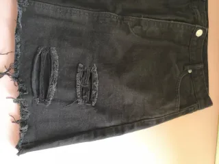 Falda vaquera negra desgastada