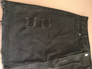 Falda vaquera negra desgastada