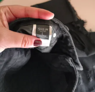 Falda vaquera negra desgastada