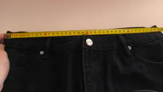 Falda vaquera negra desgastada