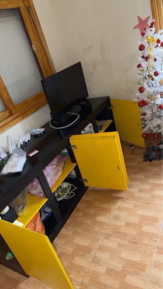 Móvel 4 portas preto e amarelo