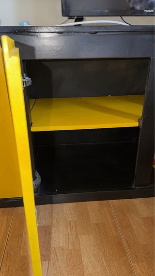 Móvel 4 portas preto e amarelo